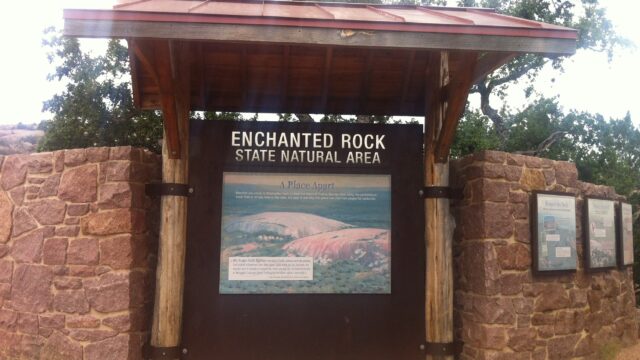 Enchanted_Rock_southwest_trailhead