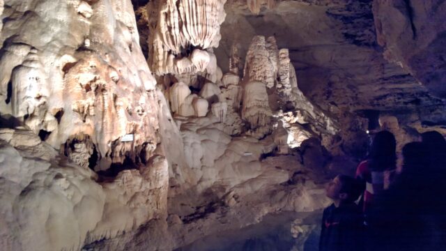 Natural_Bridge_Caverns_-_panoramio_(1)