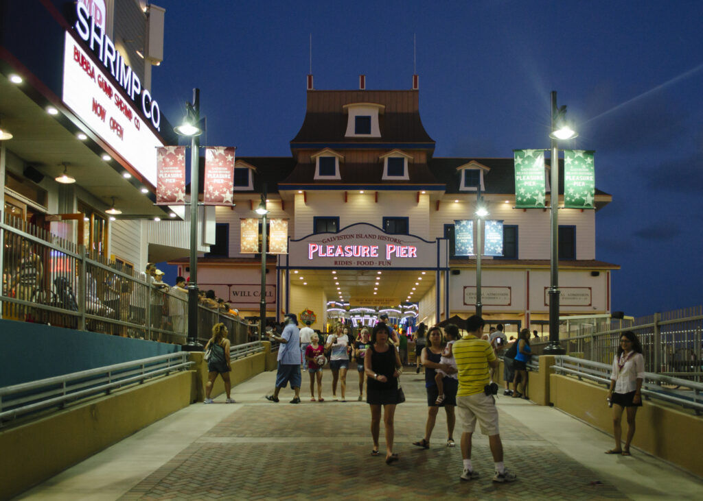Pleasure_Pier_entrance_in_Galveston,_Texas