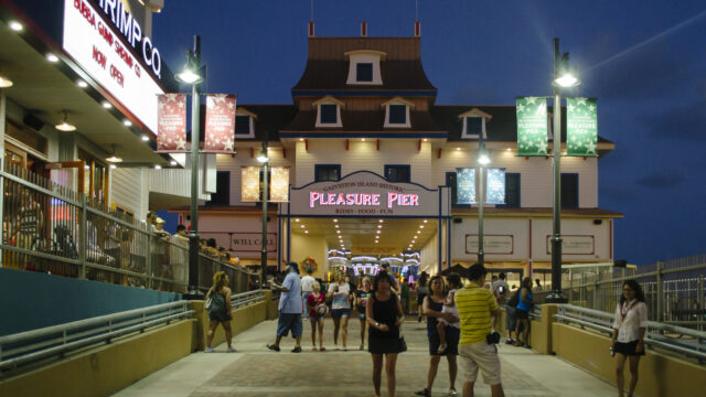 Pleasure_Pier_entrance_in_Galveston,_Texas