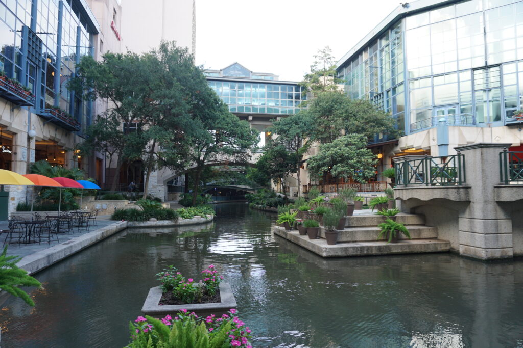 San_Antonio_River_Walk_July_2017_55_(Shops_at_Rivercenter)