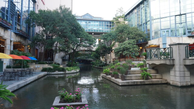 San_Antonio_River_Walk_July_2017_55_(Shops_at_Rivercenter)